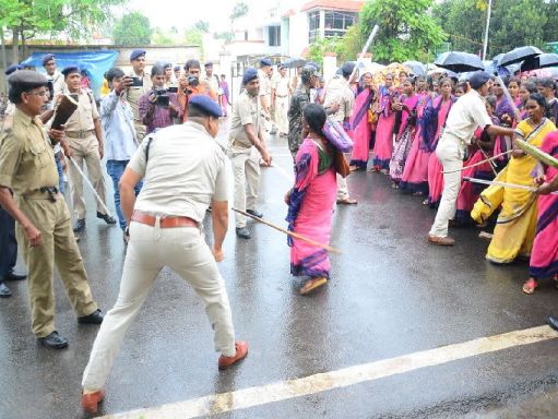 हड़ताली आंगनबाड़ी सेविका सहायिका पर पुलिस ने बरसाई लाठियां, VIDEO देख सहम जाएंगे…