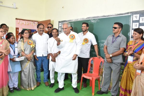 मुख्यमंत्री भूपेश बघेल ने शिक्षक बन सुनाई भौंरा चलाने की कहानी, CM ने पूछा दो भौंरा और बच्चे तीन तो कैसे खेलोगे ?