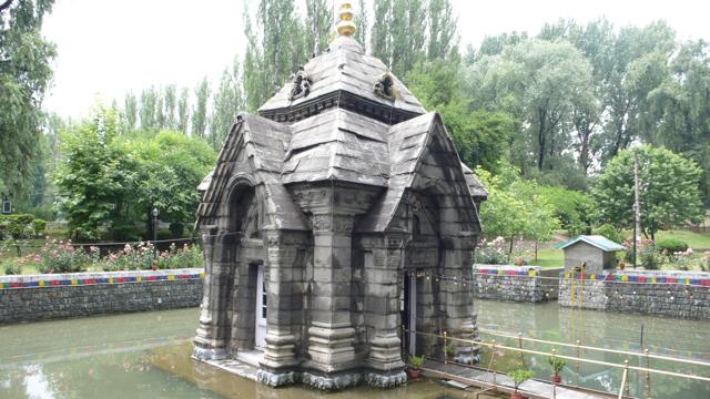 कश्मीर के 50 हजार मंदिरों को फिर से खोला जाएगा, सरकार करा रही सर्वे