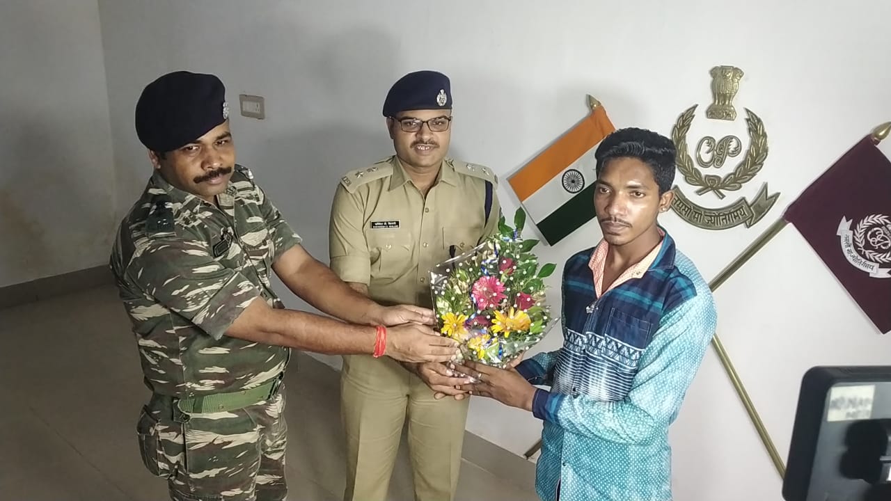 ओडिशा और छग सीमा में सक्रिय दो लाख के इनामी नक्सली ने किया आत्मसमर्पण, कई बड़े लीडरों के साथ नक्सली वारदातों को दे चुका है अंजाम