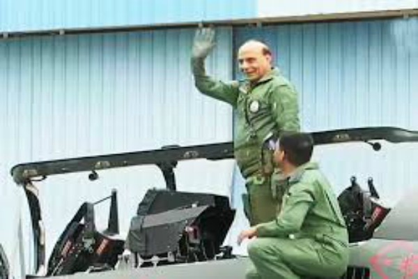 स्वदेशी तेजस फाइटर में राजनाथ सिंह ने भरी उड़ान, बनें पहले रक्षा मंत्री…