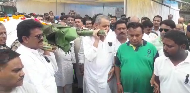 VIDEO :  जहाँ बसे वहीं प्रो. खेड़ा का अंतिम संस्कार…सांसद, विधायक, एसीएस, कलेक्टर ने उठाई अर्थी, रोते-बिलखते बच्चों के साथ आदिवासियों ने दी अपने ‘दिल्ली साहब’ को विदाई