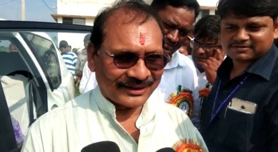 VIDEO : ट्रेन में गुमा मंत्रीजी का बैग, थाने में नहीं की शिकायत, कहा- पीएम मोदी करवा रहे चोरी…मंत्री की बात सुन हसंते रहे कलेक्टर