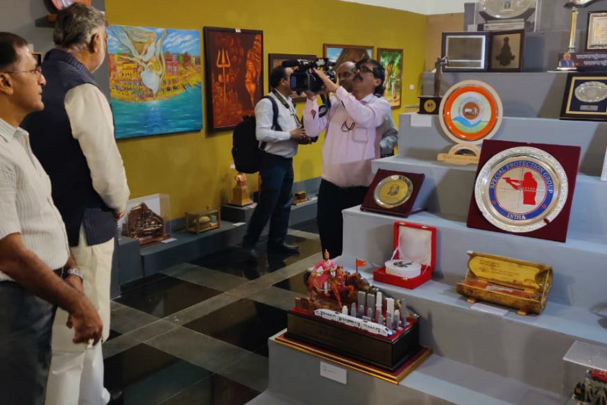 मोदी को मिला 500 रुपये का फोटो स्टैंड, 1 करोड़ में बिका