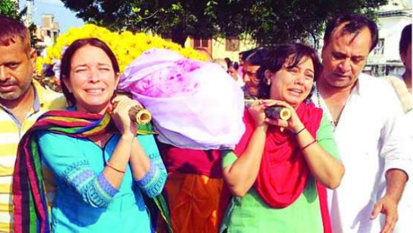 ये है नया भारत: बेटियों ने पिता की अर्थी को दिया कंधा, निभाया बेटे का फर्ज