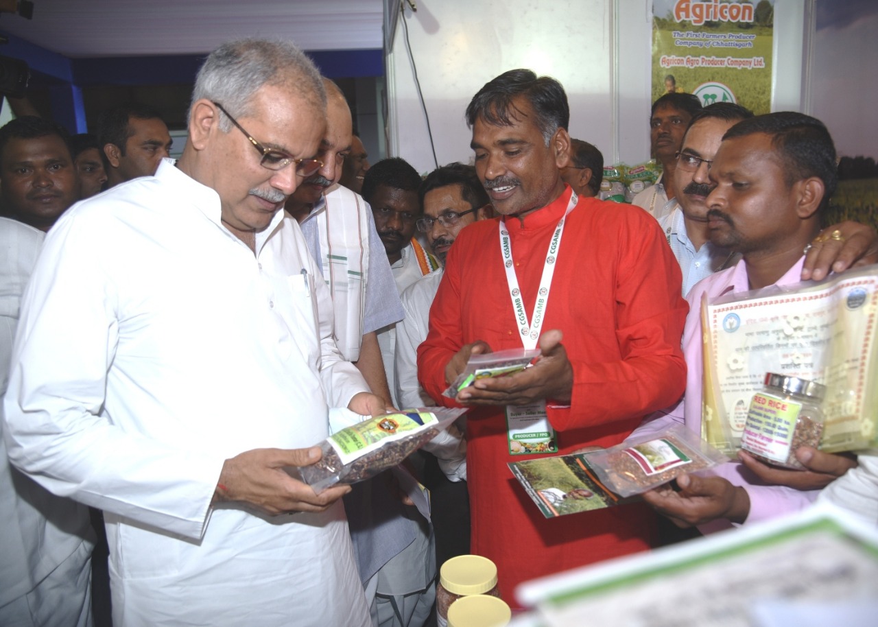 राजधानी में आयोजित क्रेता-विक्रेता अंतर्राष्ट्रीय सम्मेलन में इस किसान से मिलकर जब चौंक गए सीएम भूपेश बघेल !