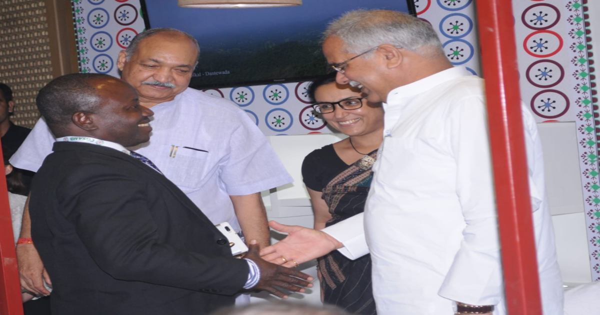 घाना अफ्रीका के सीमॉन और कैथ कोलिंग वूड विलियम को पंसद आया छत्तीसगढ़ का मुनगा, क्रेता-विक्रेता सम्मेलन को सराहा