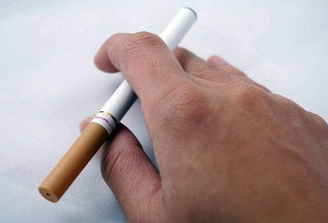 लॉकडाउन में ऐसी लगी सिगरेट पीने की तलब, पैदल ही निकल गया दूसरे देश सिगरेट लाने, पुलिस के हत्थे चढ़ा, जुर्माना भरा तब अकल आई ठिकाने