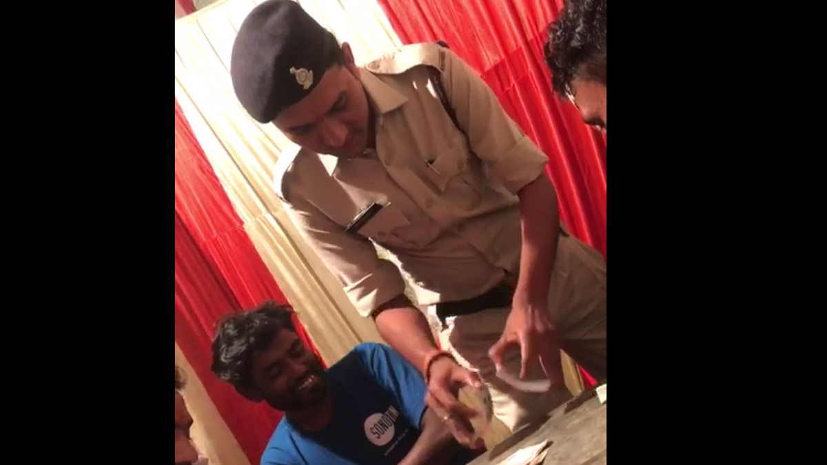 VIRAL VIEDO : मौका मिला तो जुआरियों के संग पत्ती फेंटने लगा जवान, वीडियो देखकर एसएसपी ने किया निलंबित…