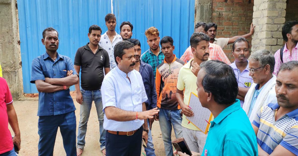 चक्काजाम कर ग्रामीणों ने जताया विरोध, अधिकारियों को दी चेतावनी