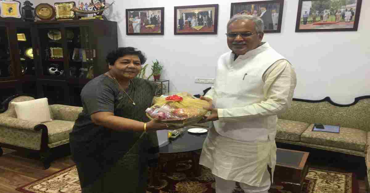 मुख्यमंत्री भूपेश बघेल ने राज्यपाल से भेंट कर धनतेरस और दीपावली की दी बधाई