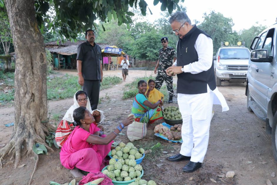 सड़क किनारे टोकरी में सीताफल देख रूके डॉ. रमन सिंह, चखा स्वाद, पूर्व सीएम से मिलकर महिलाएं हुईं प्रसन्न