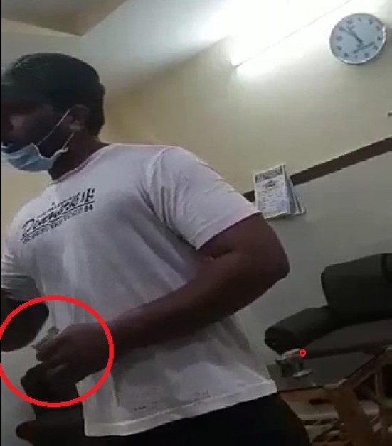 VIDEO: शर्मनाक! शव का पोस्ट मार्टम करने के बाद कर्मचारी ने ली 500 रुपए रिश्वत, डॉक्टर बैठकर देखते रहे तमाशा