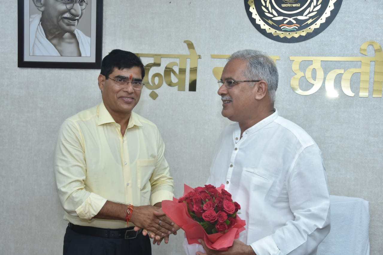 मुख्यमंत्री भूपेश से नवनियुक्त मुख्य सचिव आर.पी मंडल ने की मुलाकात, सुनील कुजूर भी रहे मौजूद