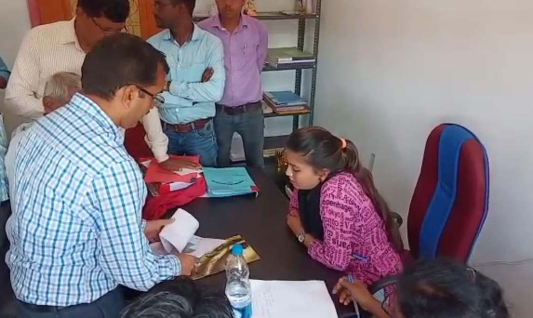 VIDEO: 7 हजार रिश्वत लेती महिला पटवारी गिरफ्तार, एसीबी की टीम ने रंगे हाथों पकड़ा, कार्रवाई जारी