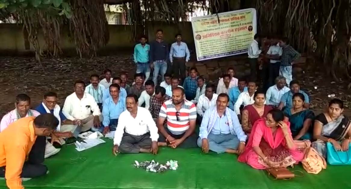 दीपावली के दिन भी कार्रवाई के खिलाफ पंचायत सचिवों का जारी है अनिश्चितकालीन हड़ताल…
