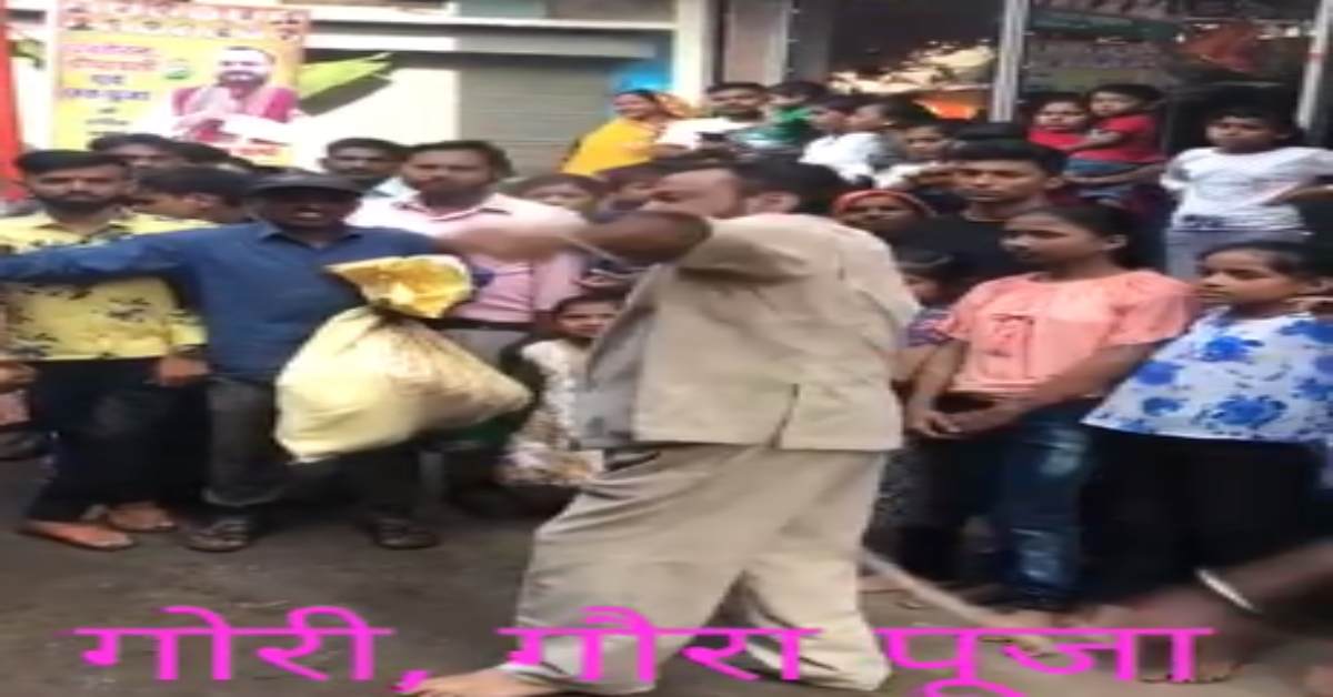 सीएम भूपेश के कोड़े खाने के बाद कांग्रेसियों में मची होड़, पार्षद दावेदार भी पहुंचे कोड़ा खाने, देखिए वीडियो