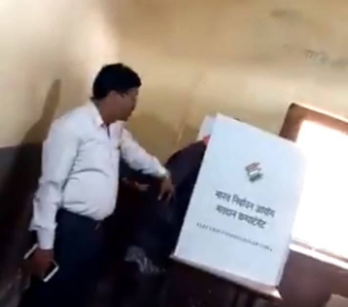 VIDEO: चित्रकोट उपचुनावः पीठासीन अधिकारी पर अमित जोगी ने कांग्रेस के पक्ष में वोट डलवाने लगाया आरोप, तो निर्वाचन आयोग ने की ये कार्रवाई