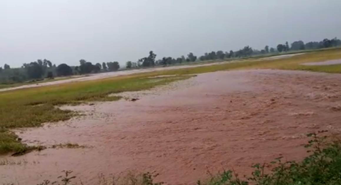 बहेराखार बांध का पानी छोड़ते ही लबालब हुआ 400 एकड़ खेत, किसानों को खड़ी फसल बर्बाद होने की आशंका