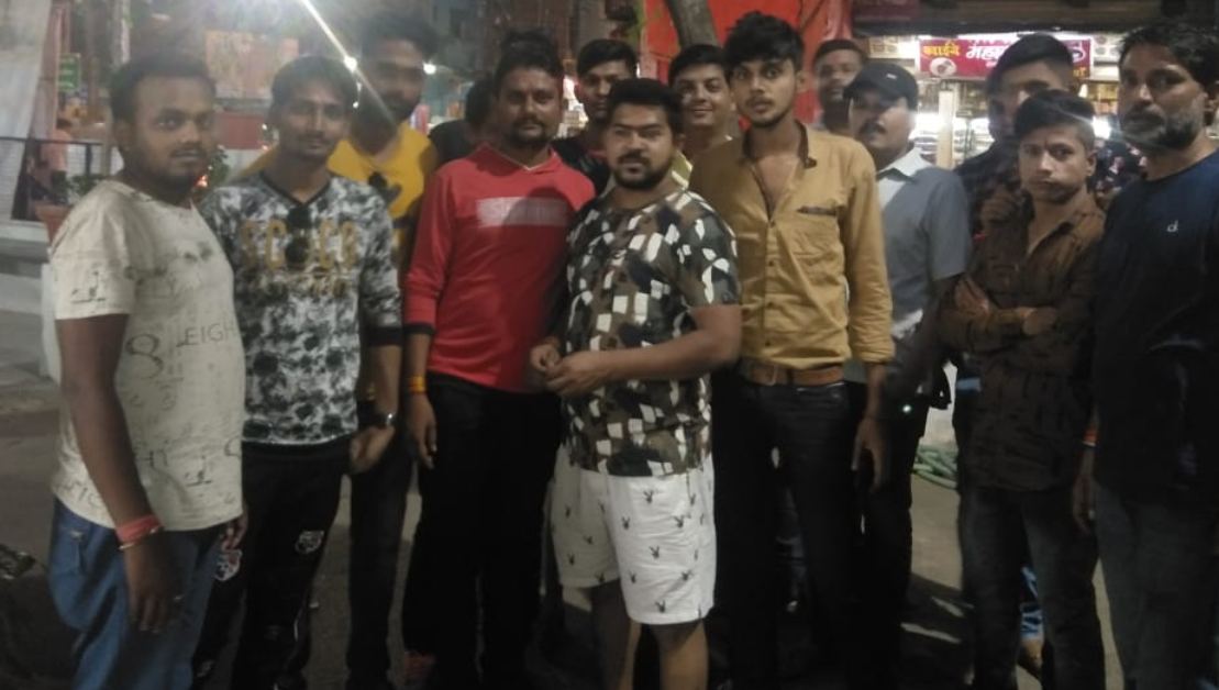 दुर्गा विसर्जन देख घर लौट रही महिलाओं से नशे में धुत्त पुलिसकर्मी ने की गाली-गलौज, गिरफ़्तारी और निलंबन को लेकर थाने में जमकर किया प्रदर्शन …