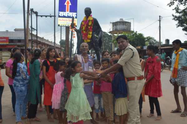 81 साल का ये बुजुर्ग रोजाना 5 किमी यात्रा कर गांधी की प्रतिमा की करता है सफाई और माल्यार्पण, मिला सम्मान…