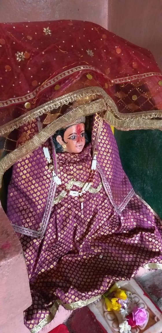 जुआरियों ने नहीं छोड़ा मंदिर, पहले घंटों खेलते रहे जुआ, फिर चुरा ली दान पेटी…