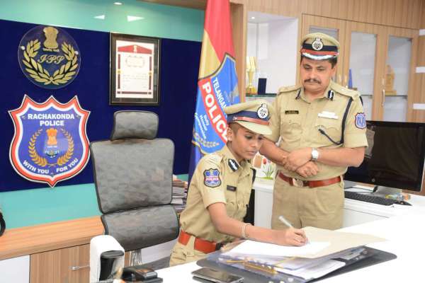 इस वजह से पुलिस विभाग ने 17 साल की लड़की को बनाया पुलिस कमिश्नर
