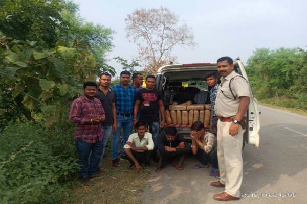 मध्यप्रदेश छत्तीसगढ़ बार्डर पर गांजे की तस्करी कर रहे तीन लोगो को पुलिस ने किया गिरफ्तार, सवा क्विंटल गांजा किया जब्त 