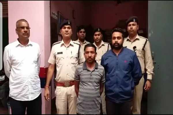 छत्तीसगढ़ : आरक्षक सहित सरकारी अधिकारी नौकरी का झांसा देकर करते थे करोड़ों की ठगी, मास्टर माइंड समेत तीन को पुलिस ने किया गिरफ्तार …