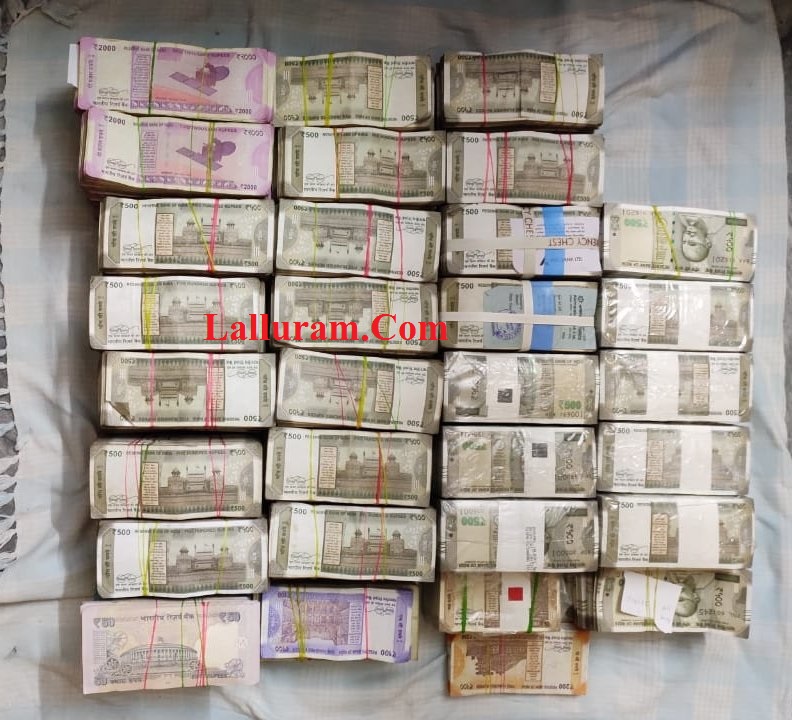 कांग्रेस के इस बड़े नेता के 30 ठिकानों में छापा, मिली हजारों नोटों की गिड्डियां… 300 अधिकारियों की टीम कर रही कार्रवाई