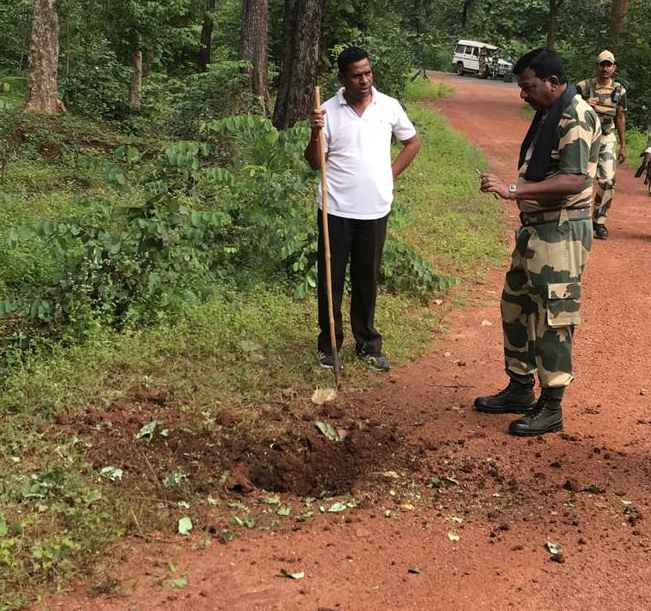 BREAKING- नक्सलियों के नापाक मंसूबे नाकाम, जवानों ने बीच सड़क से 5 किलो का आईईडी बम किया बरामद