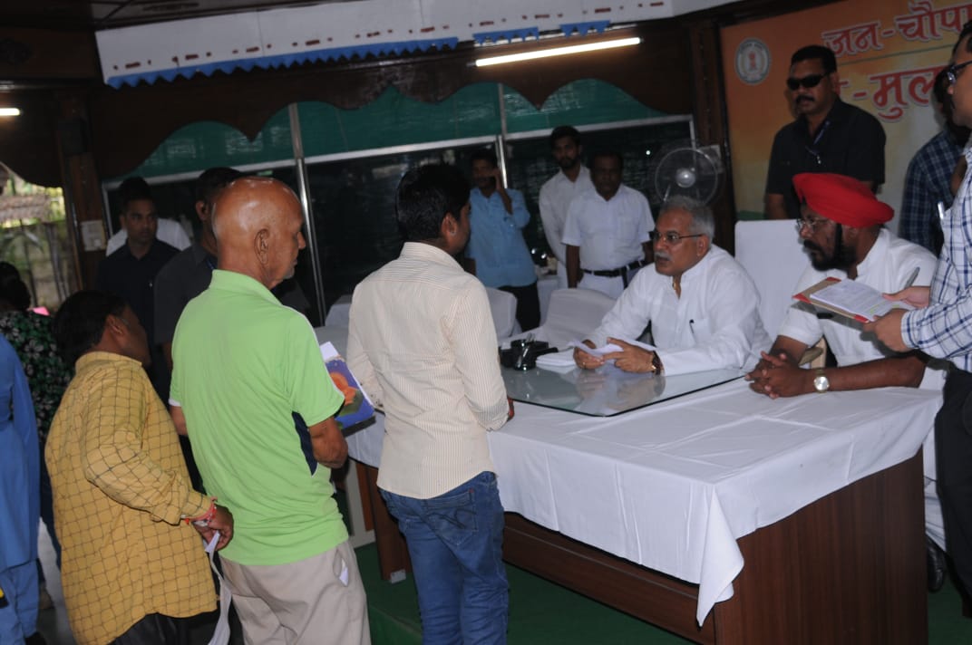 मुख्यमंत्री ने जनचौपाल में होनहार छात्र हर्ष को उच्च शिक्षा के लिए मंजूर की एक लाख रूपए की आर्थिक सहायता