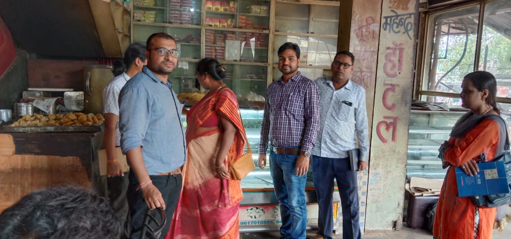 होटल में गंदगी देख बिफरे अधिकारी, ठोंका जुर्माना, व्यवस्था सुधारने की दी चेतावनी