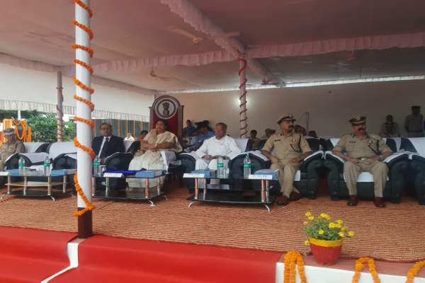 पुलिस स्मृति दिवसः राज्यपाल अनुसुईया उइके ने पुलिस परेड की सलामी लेकर शहीदों को दी श्रद्धांजलि, कहा- जवानों की बदौलत ही रहता है अमन चैन हमेशा रहेंगे ऋणी…