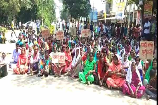 बदहाल सड़कों से बढ़ी हादसों की आशंका, सड़कों की मरम्मत को लेकर सड़कों पर उतरे ग्रामीण, जमकर की नारेबाजी …