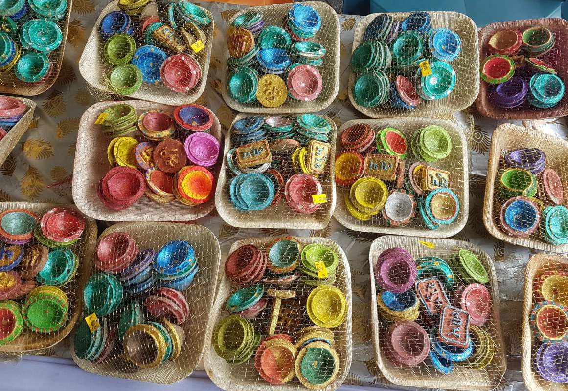 गौठान के गोबर से बने Eco-Friendly दिये, आप भी अपना घर करें रौशन… दोस्तों को करें Gift