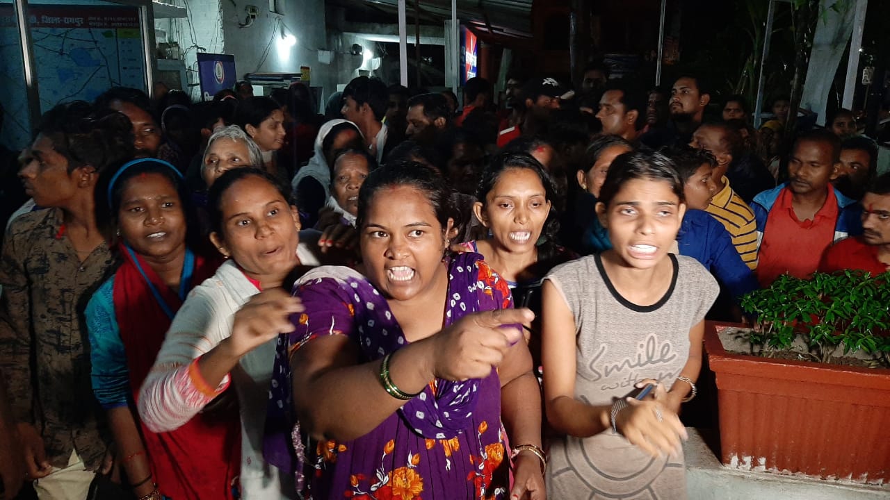 कॉलोनी के युवाओं के मामले में महिलाओं ने आधी रात थाने का किया घेराव