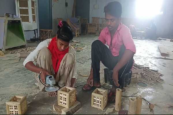 वन मंडल की नर्सरी में मिल रहा युवाओं को रोजगार, बांस से तैयार किए जा रहे आकर्षक साज-सज्जा के सामान…
