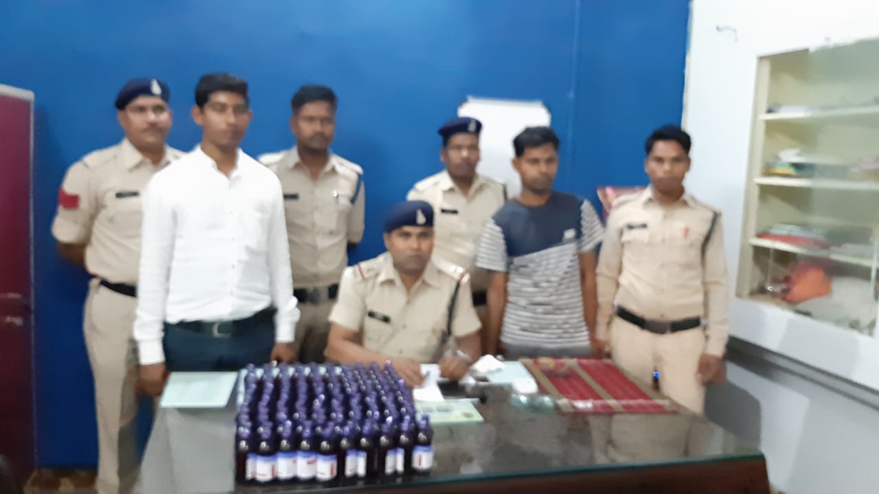 प्रतिबंधित कफ सिरप खपाने में लगे तस्कर को पुलिस ने पकड़ा, भारी मात्रा में सिरप किया बरामद …