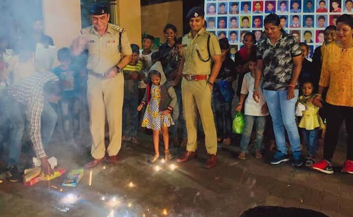 राजधानी में पुलिसकर्मियों ने गरीब बच्चों संग बांटी दीपोत्सव की खुशियां, प्रयास के प्यारे बच्चों को दिए कई तोहफे