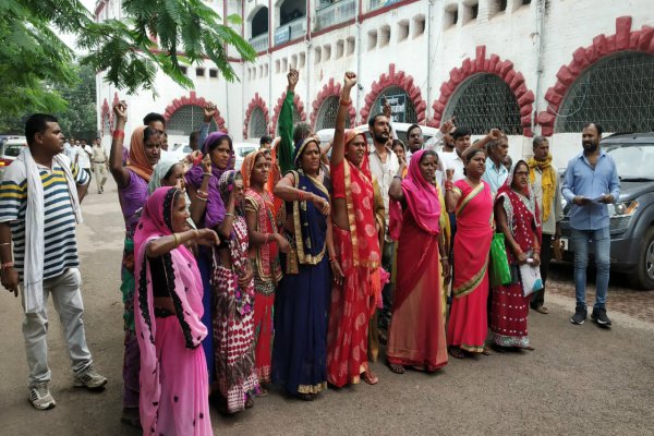 कलेक्ट्रेट परिसर में धरना प्रदर्शन कर ग्रामीणों ने जमकर की नारेबाजी, 6 महीने से मनरेगा का नहीं हुआ भुगतान
