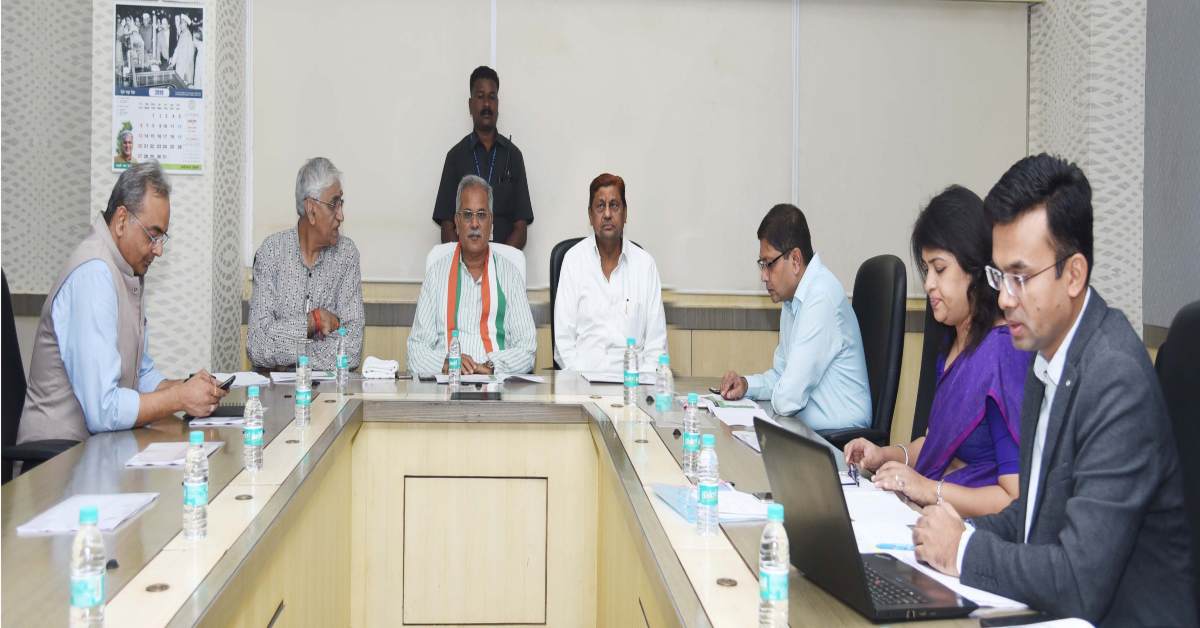 मुख्यमंत्री ने दिए स्वास्थ्य योजनाओं के बेहतर क्रियान्वयन के लिए नए प्रस्ताव बनाने के निर्देश, आयुष्मान भारत योजना और मुख्यमंत्री स्वास्थ्य बीमा योजना की समीक्षा