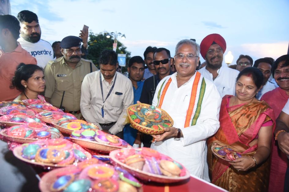 इस दीवाली गौठान के गोबर के दीयों से रोशन होगा मुख्यमंत्री निवास, सीएम भूपेश बघेल ने हस्तशिल्पियों और महिला समूहों के स्टॉल से की त्यौहार के लिए खरीदारी