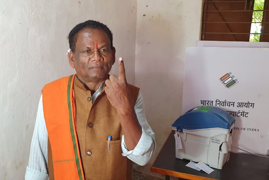 चित्रकोट बीजेपी प्रत्याशी लच्छुराम कश्यप ने किया मतदान, कहा- जनता का मिल रहा आशीर्वाद जीत के लिए पूर्ण रूप से हूं आश्वस्त