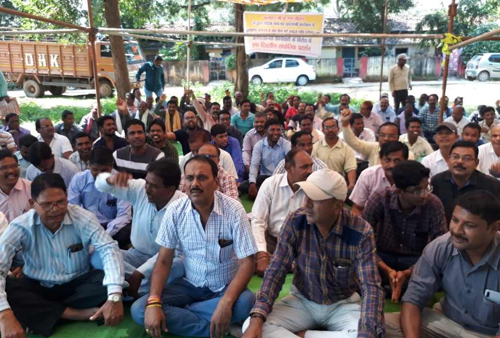 वीडियोः PWD अधिकारी से बदसलूकी मामले ने पकड़ा तूल, कलेक्टर के खिलाफ अधिकारी-कर्मचारी बैठे धरने पर…