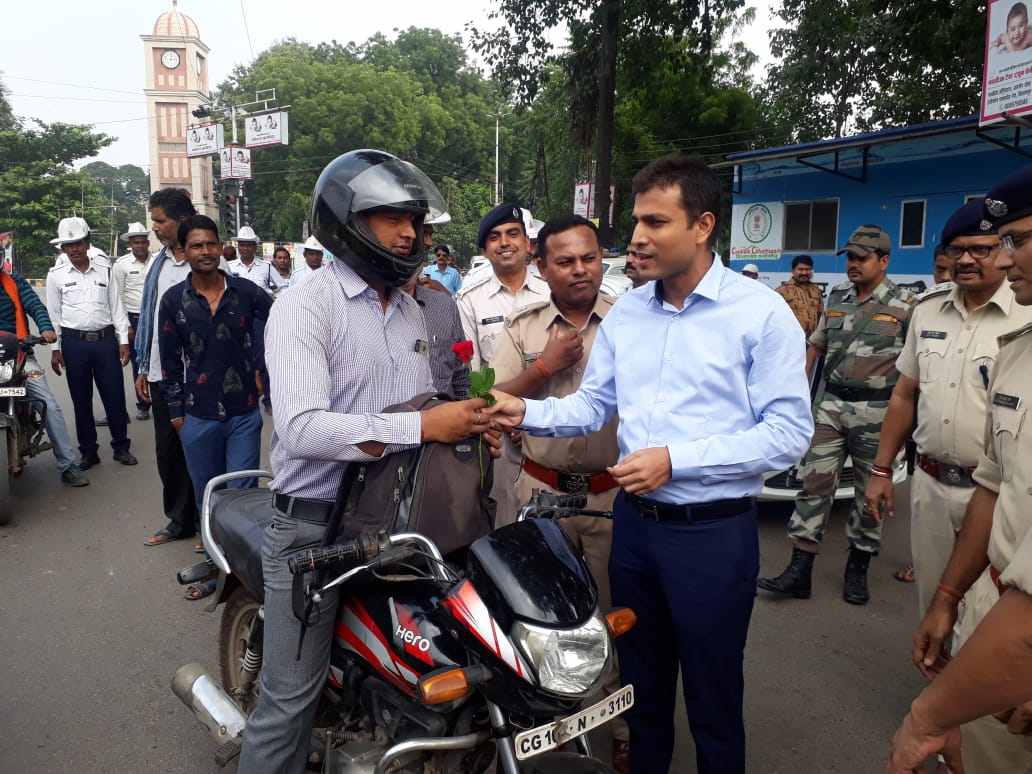 यातायात के प्रति एसपी की अनोखी पहल, नियमों का पालन करने वाले यात्रियों को गुलाब देकर किया सम्मानित