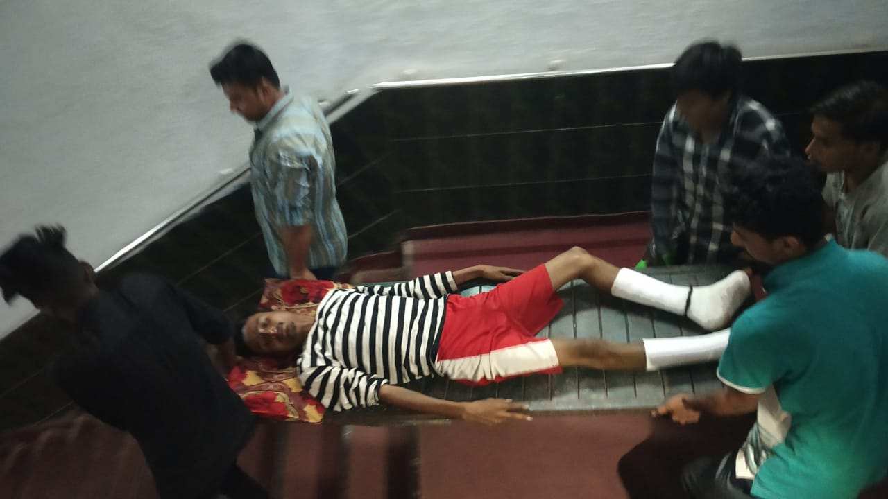 पुलिस पर वसूली और मारपीट का आरोप, स्टेचर पर लेटकर एसपी के पास पहुंचा पीड़ित, न्याय की लगाई गुहार