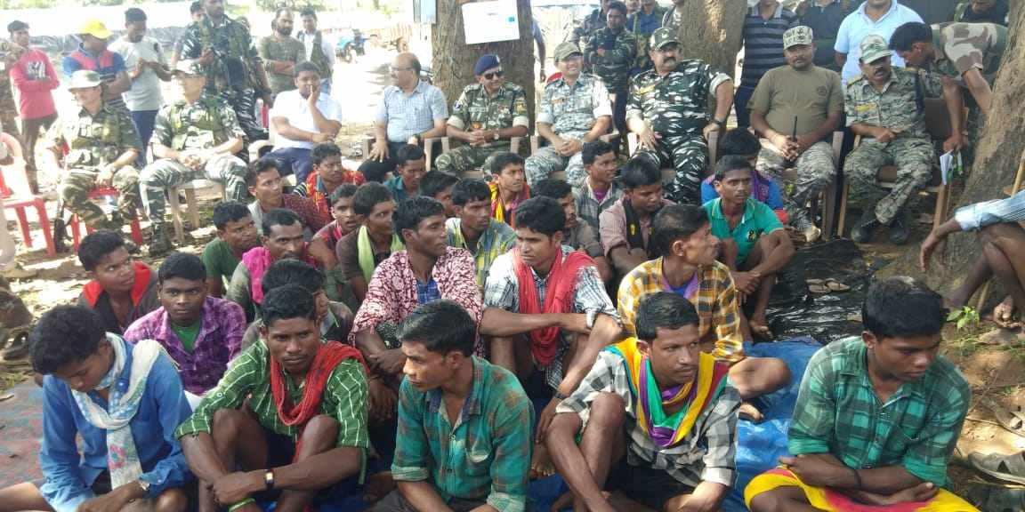 पुलिस को मिली बड़ी सफलता, 4 इनामी सहित 28 नक्सलियों ने किया सरेंडर, कई बड़ी वारदातों में थे शामिल