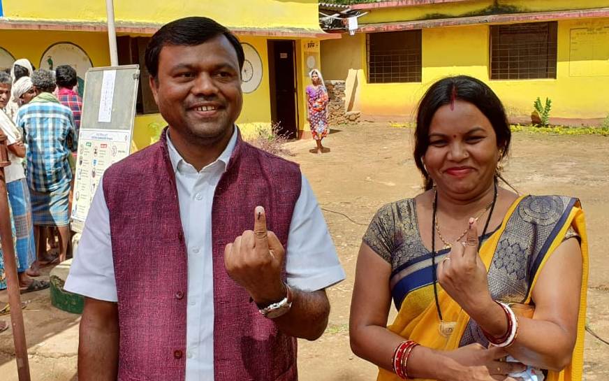 चित्रकोट उपचुनावः सांसद दीपक बैज ने पत्नी के साथ किया मतदान, कहा- विधायक के साथ मिलकर करेंगे विकास