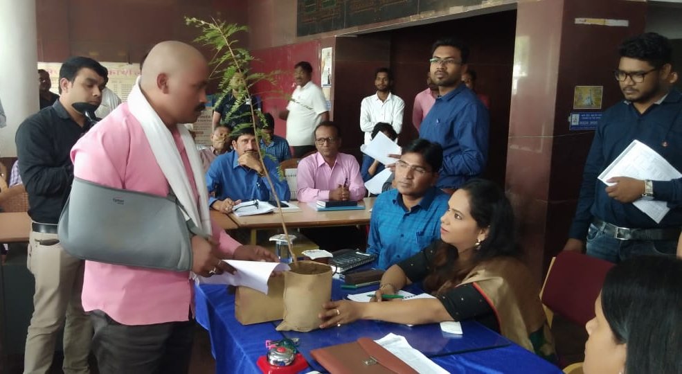 इको फ्रेंडली दिवाली मनाने कलेक्टर ने जन चौपाल में बांटे मिट्टी के दीये और पौधे, कुम्हारों से दीये खरीदने की अपील